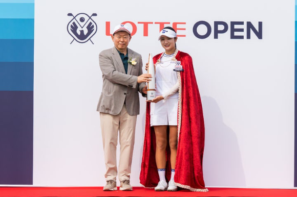 신동빈 롯데그룹 회장(왼쪽)이 제15회 롯데 오픈에서 우승한 박혜준 선수와 기념촬영을 하고 있다. [사진=롯데지주]