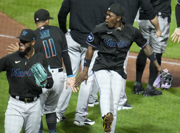 MLB 마이애미 선수들이 30일(한국시간) 열린 피츠버그와 원정 경기에서 4-3으로 역전승을 거둔 뒤 기뻐하고 있다. [사진=뉴시스]