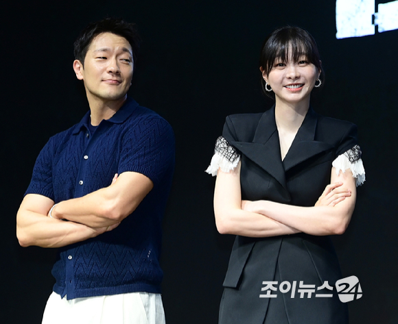 배우 손석구와 김다미가 14일 오전 서울 종로구 JW메리어트 동대문에서 열린 디즈니+ 오리지널 시리즈 '나인 퍼즐' 제작발표회에 참석하고 있다. [사진=정소희 기자]