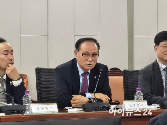안광헌 HD현대 전 자문이 17일 국회에서 진행된 '제15차 해운&middot;조선&middot;물류 안정화 포럼'에 참석하고 있다. [사진=최란 기자]