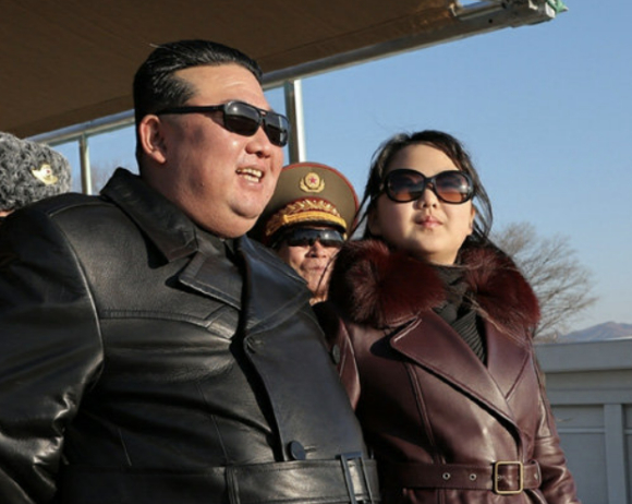 지난 2023년 12월 1일 북한 노동당 기관지 노동신문은 김정은 국무위원장이 항공절(11월29일)에 즈음한 11월 30일 북한군 공군사령부를 방문하는 등 기념 일정을 소화했다고 보도했다. 일부 일정엔 딸 주애가 동행한 모습. [사진=노동신문]