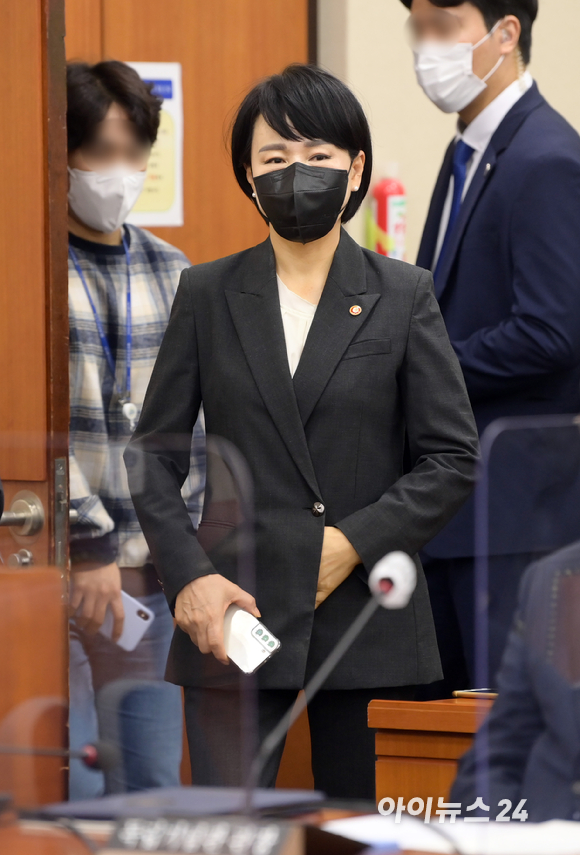 전현희 국민권익위원장이 13일 오전 서울 여의도 국회에서 열린 국회 정무위원회의 국민권익위원회&middot;국가보훈처 등에 대한 국정감사에 참석하고 있다. [사진=정소희 기자]