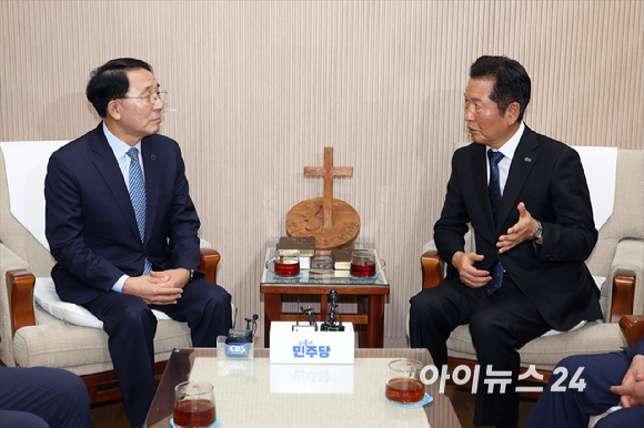 정청래 더불어민주당 대표가 18일 오후 서울 종로구 한국기독교회관에서 김종생 한국기독교교회협의회(NCCK) 총무를 예방해 대화를 하고 있다. [사진=국회사진기자단]