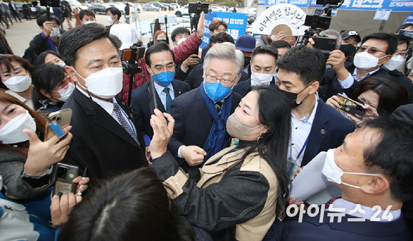 이재명 더불어민주당 대통령 후보가 2일 오후 서울 송파구 올림픽공원 체조경기장에서 열린 제20대 대통령선거 선거대책위원회 출범식에서 지지자들과 인사를 하고 있다.[사진=국회사진취재단]