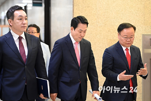 장동혁 국민의힘 당대표가 14일 서울 여의도 국회에서 열린 최고위원회의에 참석하고 있다. [사진=곽영래 기자]