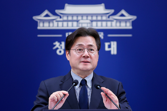 홍익표 정무수석이 지난 3월 25일 청와대 춘추관에서 청와대 비상경제상황실 구성 관련 브리핑을 하고 있다. [사진=연합뉴스]