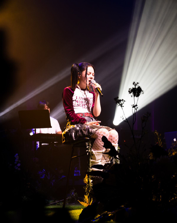 카디 김예지가 첫 단독 콘서트에서 '보컬 천재'다운 무대를 보여주고 있다. [사진=에스지엠레코즈]