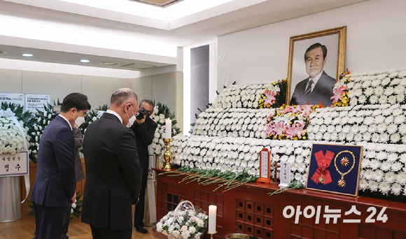 정의선 현대자동차그룹 회장이 29일 서울 종로구 서울대병원 장례식장에서 마련된 故 노태우 전 대통령 빈소에서 조문을 하고 있다.[사진=사진공동취재단]