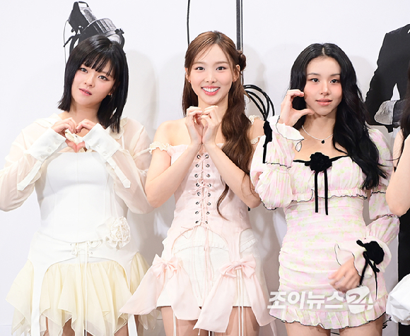 그룹 트와이스가 30일 오후 서울 영등포구 여의도 KBS홀에서 열린 JYP 딴따라 포토월 헹사에 참석하고 있다. [사진=정소희 기자]