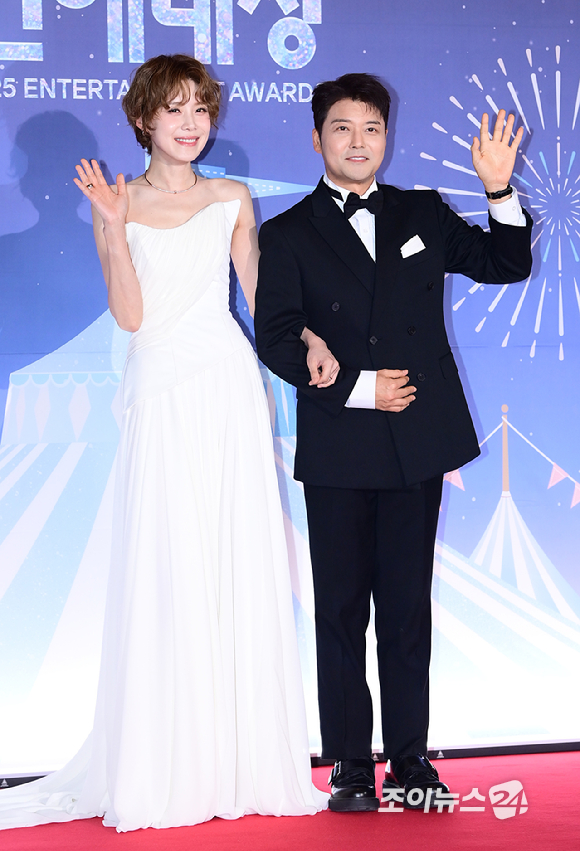 방송인 장도연과 전현무가 29일 오후 서울 마포구 MBC 사옥에서 열린 '2025 MBC 방송연예대상'에 시상식 MC로 참석하고 있다. [사진=정소희 기자]