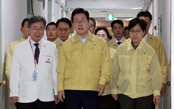 이재명 대통령이 29일 추석 연휴를 앞두고 서울 중구 국립중앙의료원을 방문해 간담회장으로 이동하고 있다. 왼쪽부터 서길준 국립중앙의료원 원장, 이재명 대통령, 정은경 복지부 장관. 2025.9.29 [대통령실통신사진기자단] [사진=연합뉴스]