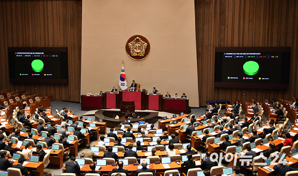 30일 국회 본회의에서 출생통보제 시행 관련 내용을 담은 '가족관계등록법 개정안'이 통과되고 있다. [사진=곽영래 기자]