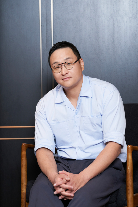 배우 구성환이 영화 '다우렌의 결혼' 인터뷰에 앞서 포즈를 취하고 있다. [사진=㈜트리플픽쳐스]