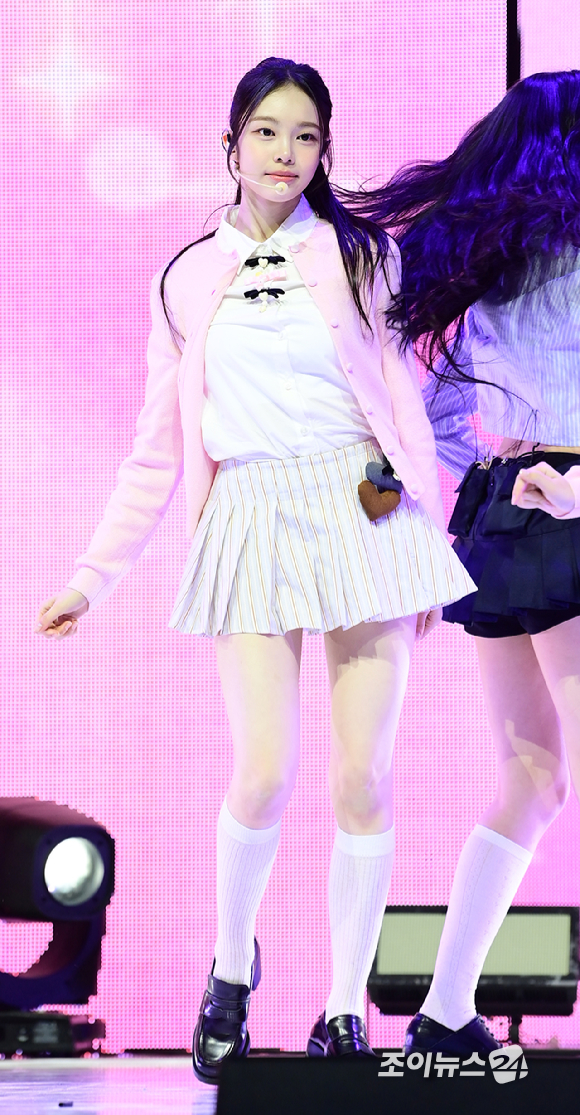 그룹 하츠투하츠 이안이 24일 오후 서울 광진구 예스24라이브홀에서 열린 하츠투하츠(Hearts2Hearts) 첫 번째 싱글앨범 '더 체이스' 발매 기념 쇼케이스에서 데뷔곡 '더 체이스' 무대를 선보이고 있다. [사진=정소희 기자]