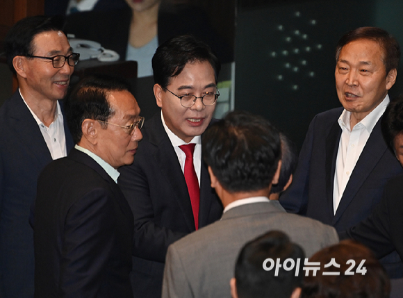 송언석 국민의힘 원내대표가 10일 서울 여의도 국회 본회의에서 교섭단체 대표 연설을 마친 뒤 동료 의원들과 인사를 하고 있다. [사진=곽영래 기자]