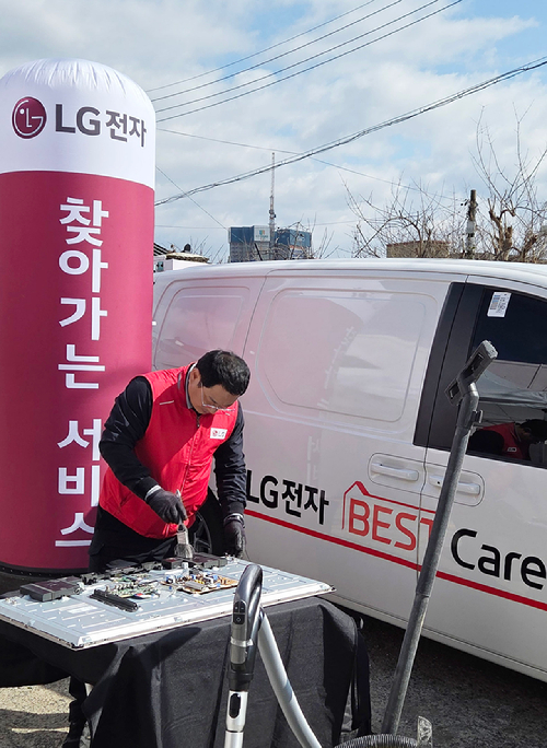 LG전자는 전남 함평군 함평읍 옥천마을을 시작으로 상반기 동안 함평군 관내 33개 마을에서 순회서비스를 실시한다. [사진=LG전자]