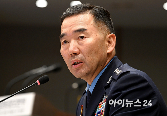 진영승 합동참모본부 의장이 8일 오후 서울 용산구 국방부에서 열린 국회 국방위원회의 합동참모본부에 대한 국정감사에서 의원질의에 답하고 있다. [사진=곽영래 기자]