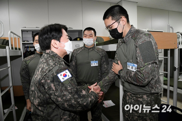 안철수 국민의당 대선 후보가 27일 경기도 파주 육군1사단 신병교육대대를 방문 교육생들을 격려하고 있다. [사진=국회사진취재단]