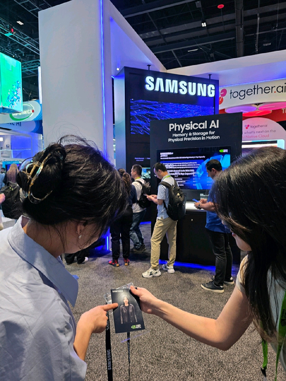 지난 17일(현지시간) 미국 캘리포니아주 새너제이에서 개막한 엔비디아의 최대 기술 연례컨퍼런스 'GTC 2026' 현장에 마련된 삼성전자 전시관에 관람객들이 몰려 있다. [사진=삼성전자]