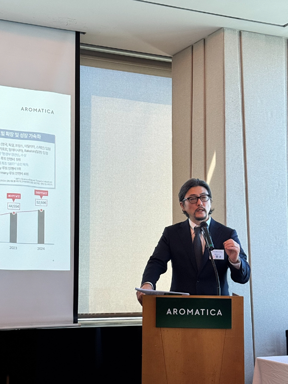 김영균 아로마티카 대표가 12일 서울 여의도에서 열린 기자간담회에서 상장 계획과 향후 성장 전략을 발표하고 있다. [사진=IR큐더스]
