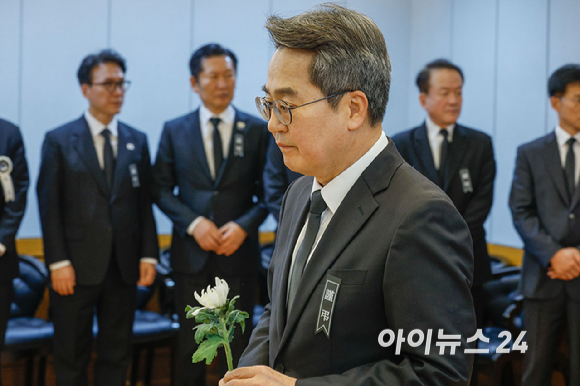 김동연 경기도지사가 27일 오전 서울 종로구 서울대학교병원 장례식장에 故 이해찬 전 국무총리의 빈소에서 조문을 하고 있다. [사진=사진공동취재단]