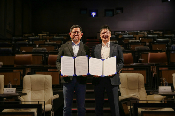 왼쪽부터 정근욱 KT스튜디오지니 대표, 정종민 CJ CGV 대표가 기념사진을 촬영하고 있는 모습. [사진=KT]