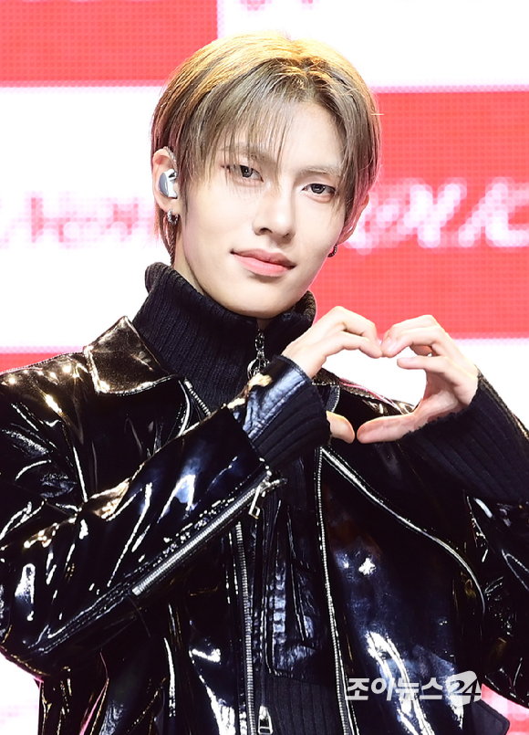 그룹 누에라 유섭이 26일 오후 서울 용산구 한남동 블루스퀘어에서 열린 누에라(NouerA) 'Chapter: New is Now' 데뷔 쇼케이스에 참석하고 있다. [사진=정소희 기자]