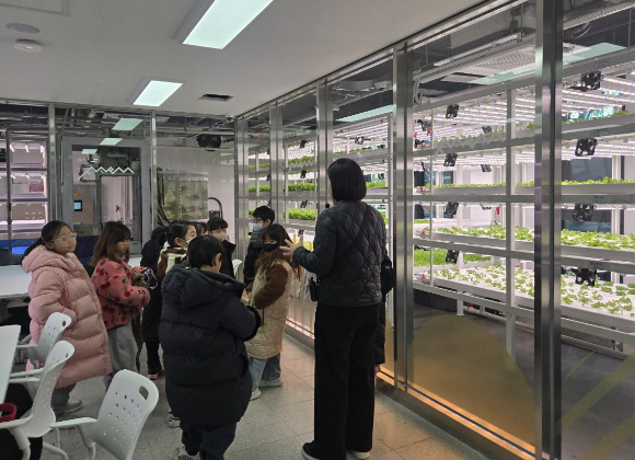 강북구가 겨울방학을 맞아 '신나는 방학&ndash;가보고 싶은 교실'을 운영한다. 사진은 지난해 운영된 '신나는 방학-가보고 싶은 교실'에서 아이들이 스마트팜 체험 활동을 하고 있는 모습. [사진=강북구]