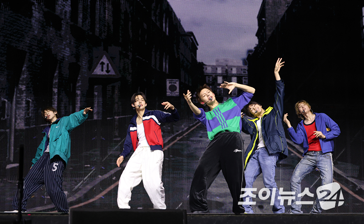 그룹 코르티스가 20일 오후 서울 광진구 광장동 예스24라이브홀에서 열린 미니 2집 '그린그린(GREENGREEN)' 발매 기념 쇼케이스에 참석해 열띤 무대를 펼치고 있다. [사진=문수지 기자]