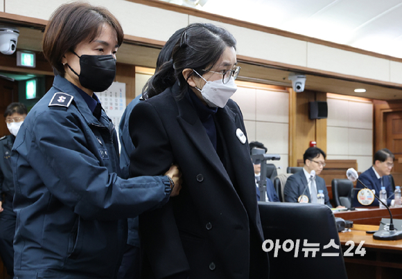 2025년 12월 3일 서울 서초구 서울중앙지방법원에서 주가조작과 통일교 청탁 등의 혐의를 받는 김건희 씨의 결심공판 진행된 가운데 김건희 씨가 법정으로 들어오고 있다. [사진=사진공동취재단]