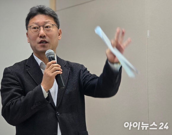 11일 오전 서울 중구 삼화타워에서 진행된 유심(USIM) 일부 정보 유출 관련 SK텔레콤의 데일리(일간) 브리핑에서 김희섭 SK텔레콤 PR센터장이 발표하고 있다. [사진=안세준 기자]