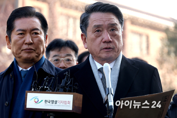 국회 탄핵소추위원단 법률대리인 이광범 변호사가 11일 오전 서울 종로구 헌법재판소에서 열린 윤석열 대통령 탄핵 심판 7차 변론기일에 출석하며 입장을 밝히고 있다. [사진=사진공동취재단]