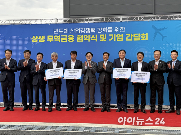 곽노정(왼쪽) SK하이닉스 사장과 김정관(맨 앞 가운데) 산업통상부 장관. [사진=권서아 기자]