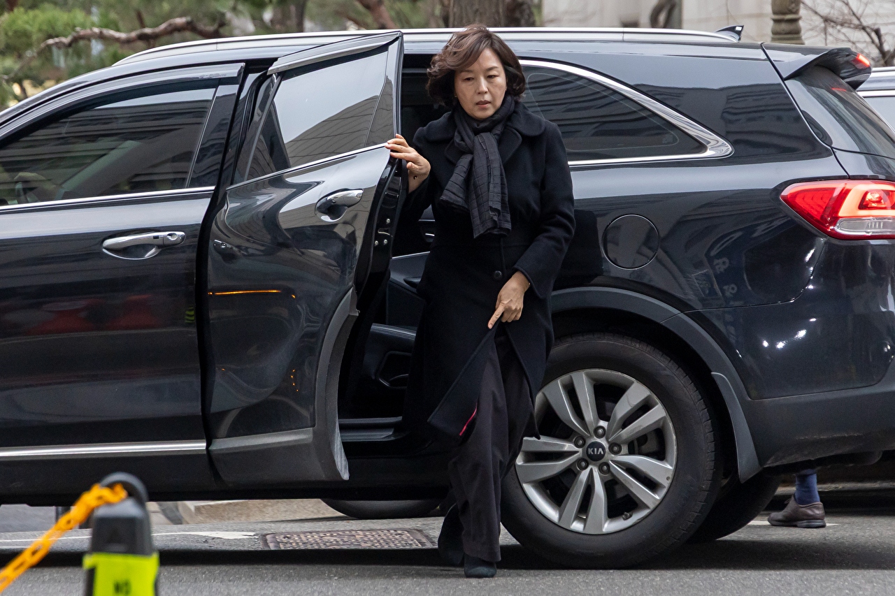 공천헌금 의혹을 받고 있는 강선우 무소속 의원이 제명 전 더불어민주당 소속으로 여성가족부 장관 후보자로 지명됐던 지난해 7월 14일, 서울 여의도 국회 여성가족위원회에서 열린 인사청문회에서 선서하고 있다. 2025.7.14 [사진=연합뉴스]