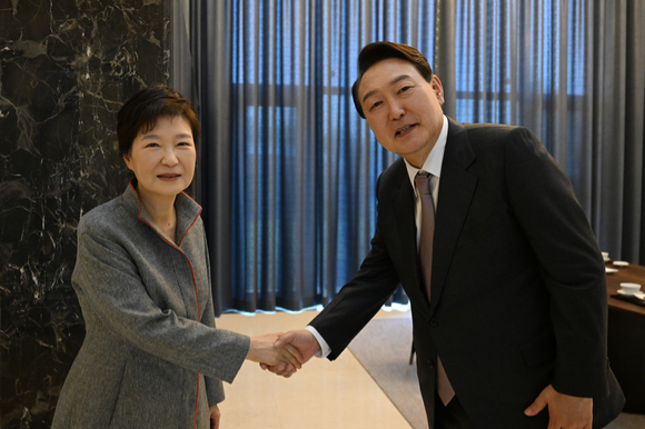 윤석열 대통령 당선인이 12일 오후 대구 달성군 유가읍에 있는 박근혜 전 대통령의 사저를 방문, 박근혜 전 대통령을 예방하며 악수하고 있다. [사진=당선인 대변인실]