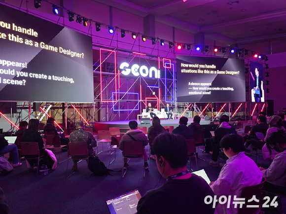 카미야 히데키(왼쪽) 클로버즈 스튜디오 대표, 요코 타로(오른쪽) 붓타로 대표가 13일 부산 벡스코 컨벤션홀에서 열린 지스타 게임 콘퍼런스 '지콘'에 참석하고 있다. [사진=박정민 기자]