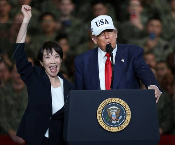 도널드 트럼프 미국 대통령(오른쪽)과 다카이치 사나에 일본 총리가 지난 28일 가나가와현 요코스카 기지에 정박 중인 미 해군 핵추진 항공모함 조지워싱턴함에 승선해 연설하고 있다. [사진=로이터/연합뉴스]