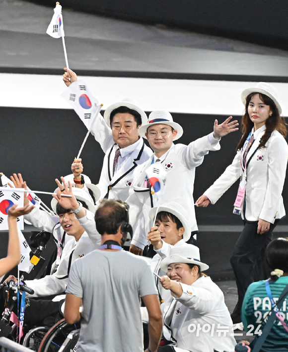 28일(현지시간) 프랑스 파리 콩코드 광장에서 열린 2024 파리 패럴림픽 개막식에서 배동현 선수단장을 비롯한 대한민국 선수단이 입장하고 있다. [사진=사진공동취재단]