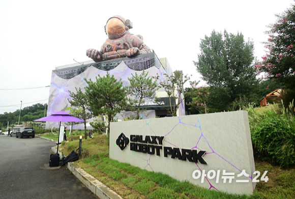 21일 오후 서울 강동구 고덕동에 위치한 로봇복합문화공간 'GALAXY ROBOT PARK'(갤럭시 로봇 파크) 그랜드 오픈 기자간담회가 열렸다. 로봇들이 방문객을 맞이하고 있다. [사진=정소희 기자]