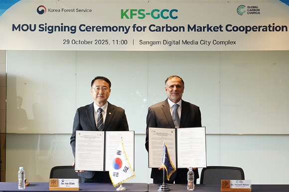 김인호 산림청장(왼쪽)과 요세프 알호 글로벌탄소위원회(GCC) 회장이 29일 서울 상암DMC에서 탄소감축 실적의 국제 표준화를 위한 업무협약(MOU)을 체결하고 기념촬영을 하고 있다. [사진=산림청 ]