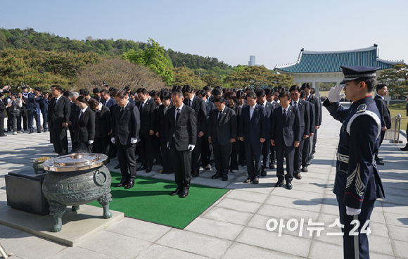 더불어민주당 이재명 대선후보가 28일 오전 서울 동작구 국립 서울현충원 현충탑에서 참배하고 있다. [사진=곽영래 기자]