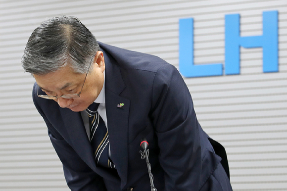 이한준 한국토지주택공사(LH) 사장이 지난 11일 오전 서울 강남구 LH 서울지역본부에서 열린 긴급 기자회견에서 고개를 숙이고 있다. [사진=뉴시스]