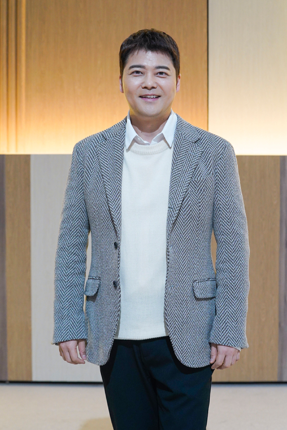 방송인 전현무가 14일 온라인으로 진행된 JTBC 예능프로그램 '뜨거운 씽어즈' 제작발표회에 참석해 포즈를 취하고 있다. [사진=JTBC]