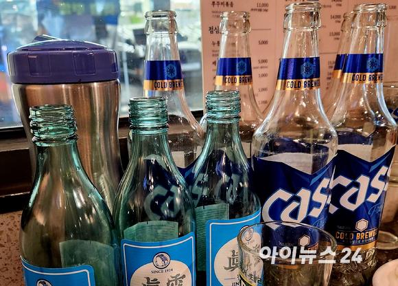 한 식당가에 놓인 맥주와 소주 공병. [사진=김태헌 기자]