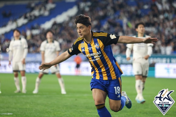 FC서울 나상호가 득점을 기록한 이후 동료들의 축하를 받고 있다. [사진=한국프로축구연맹]