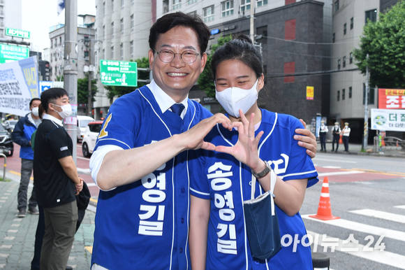 더불어민주당 송영길 서울시장 후보가 30일 서울 동대문구 경희대학교 인근에서 지원유세를 나온 딸 송현주 씨와 하트 포즈를 취하고 있다. [사진=국회사진취재단]