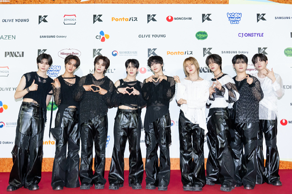 그룹 크래비티가 지난 11일 일본 지바현 마쿠하리 멧세에서 개최된 '케이콘 재팬 2025(KCON JAPAN 2025)' 레드카펫 행사에서 포즈를 취하고 있다. [사진=CJ ENM]
