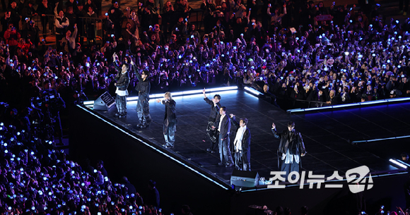 방탄소년단(BTS)이 21일 오후 서울 광화문 광장에서 정규 5집 '아리랑(ARIRANG)' 앨범 발매를 기념해 컴백 무대를 선보이고 있다. [사진=사진공동취재단]