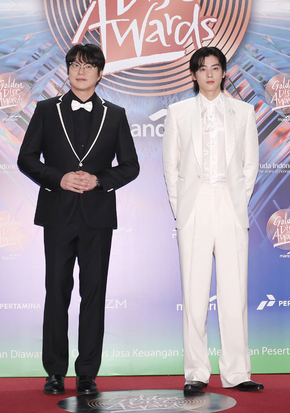 가수 성시경과 아스트로 차은우가 6일 오후 인도네시아 자카르타 인터내셔널 스타디움에서 열린 '제38회 골든디스크 어워즈 with 만디리'에 시상식 MC로 참석하고 있다. [사진=골든디스크 어워즈 사무국]