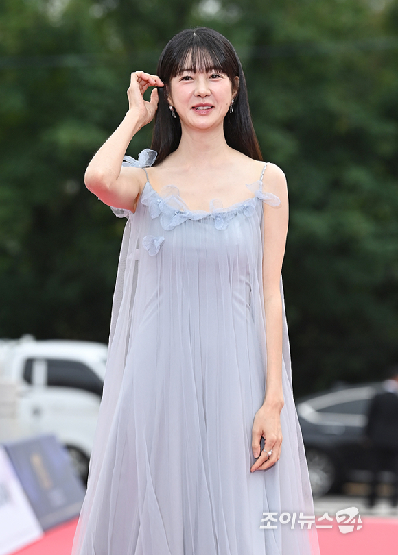 배우 이요원이 2일 오후 서울 여의도 KBS홀에서 열린 '서울드라마어워즈 2025' 레드카펫 행사에 참석하고 있다. [사진=곽영래 기자]